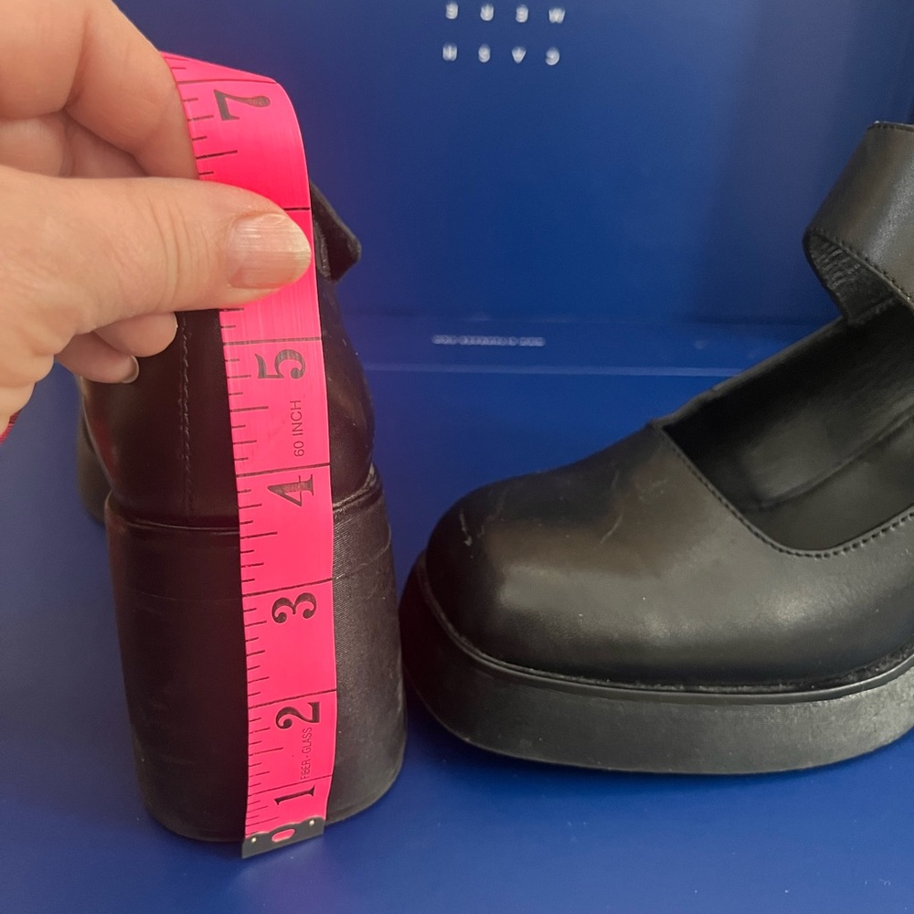 Vagabond Black Leather Platform Shoes
«Brooke» - Picture 15 of 15